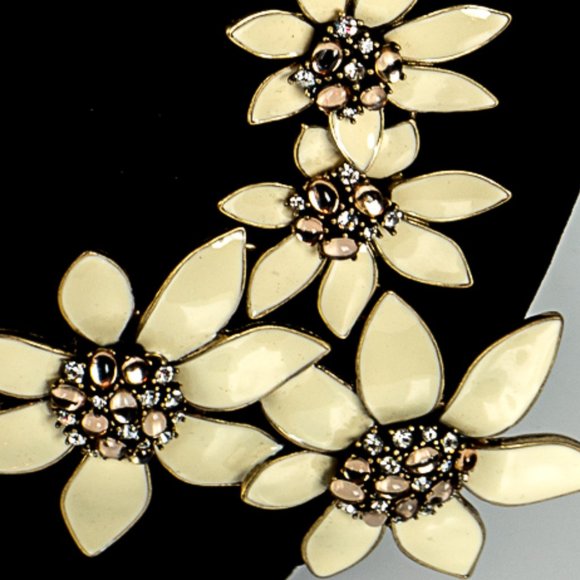 Large statement daisy necklace - Picture 2 of 3
